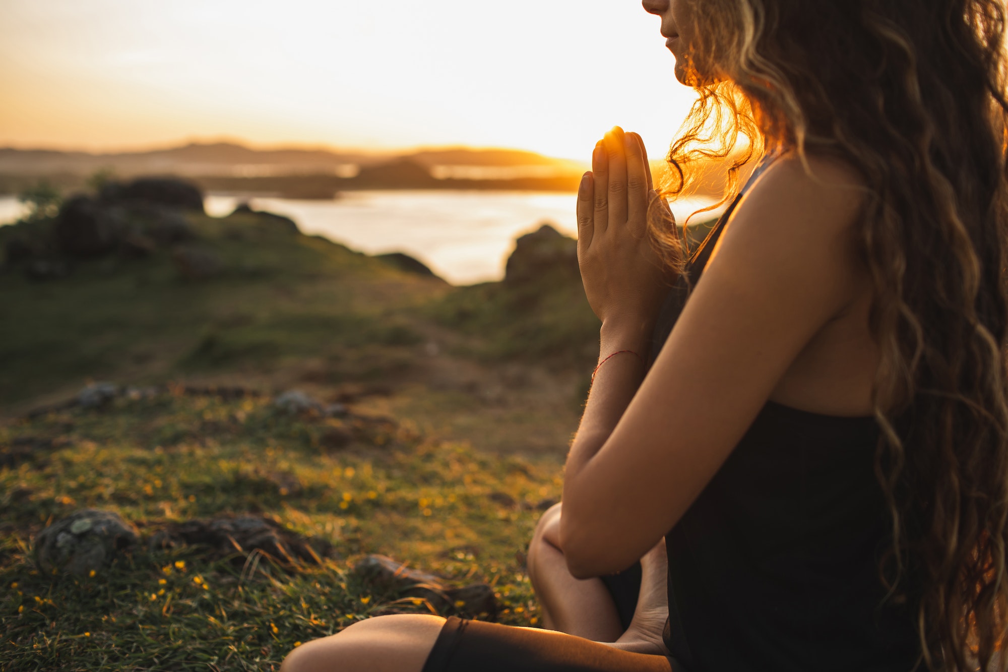 Frau macht Yoga
